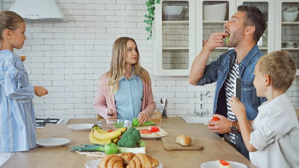 Vater Isst Salat Bei Familie Und Frisches Essen Küche — Stockfoto