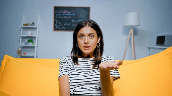 Mulher Shirt Listrada Apontando Para Câmera Casa — Fotografia de Stock