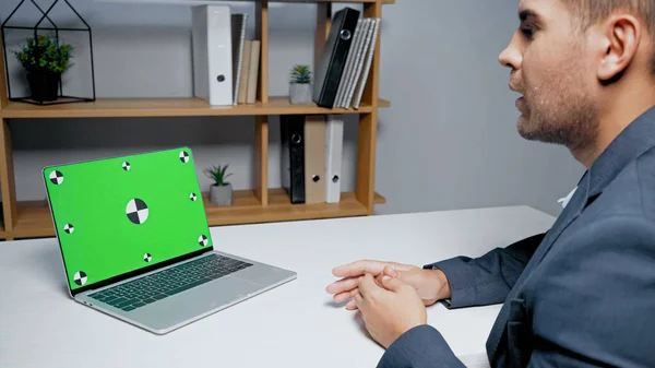 Laptop Med Chroma Nyckel Nära Affärsman Suddig Förgrund Kontoret — Stockfoto