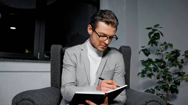 Jeune Homme Affaires Écrivant Sur Cahier Sur Fauteuil Bureau — Photo