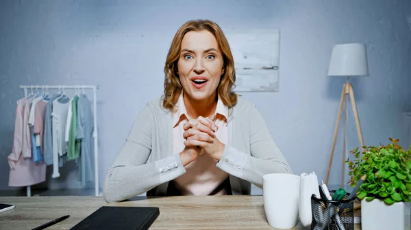 Mujer Emocionada Mirando Cámara Sala Estar — Foto de Stock