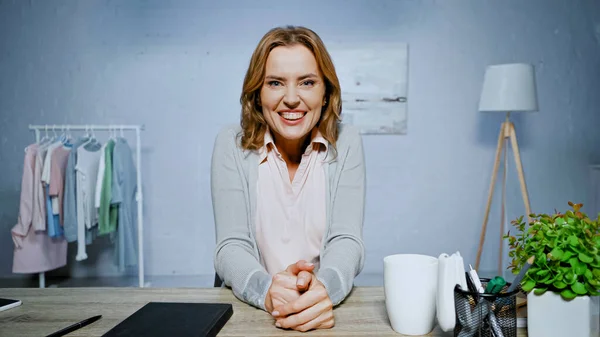 Cheerful Woman Looking Camera Plant Mug Table — Stock Photo, Image