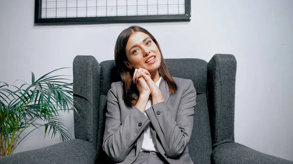 Empresaria Con Las Manos Cerca Mejilla Mirando Cámara Oficina — Foto de Stock