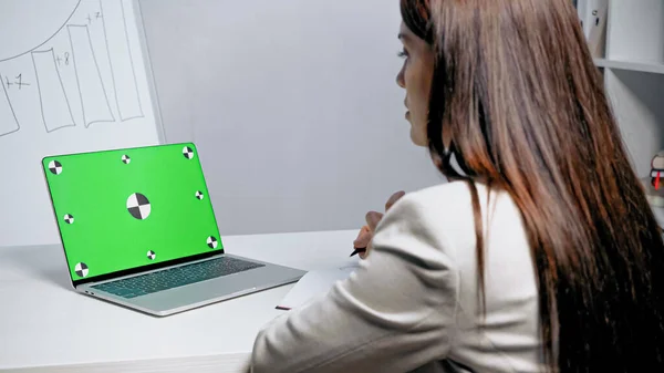 Laptop Green Screen Businesswoman Blurred Foreground Office — Stock Photo, Image