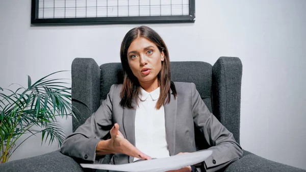 Businesswoman Pointing Paper Blurred Foreground Video Call Office — Stock Photo, Image