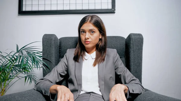 Morena Gerente Sentado Poltrona Perto Planta — Fotografia de Stock