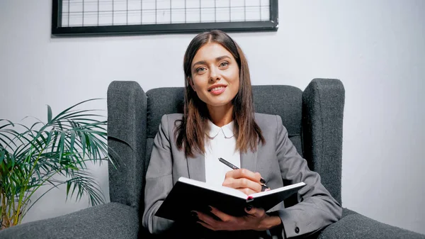 Smiling Businesswoman Holding Notebook Pen Office — Stock Photo, Image