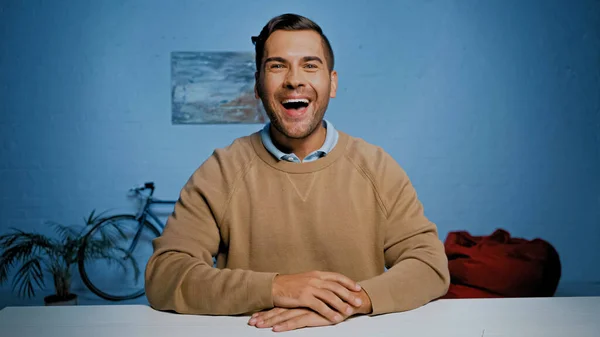 Aufgeregter Mann Lacht Vor Laufender Kamera — Stockfoto