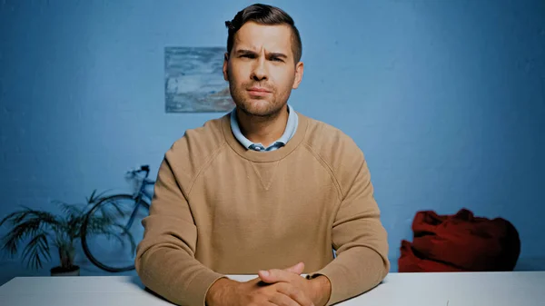 Focused Man Looking Camera Table Living Room — Stock Photo, Image