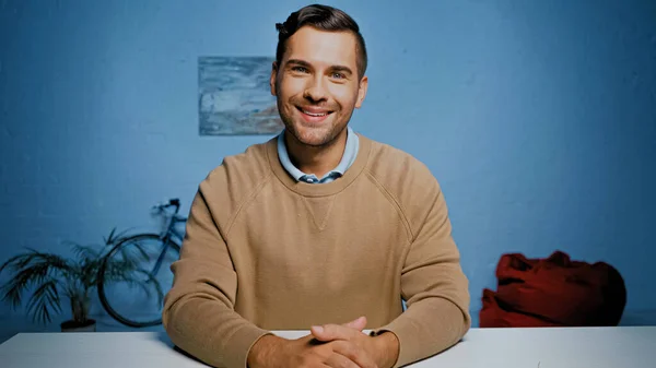 Cheerful Man Smiling Camera Living Room — Stock Photo, Image