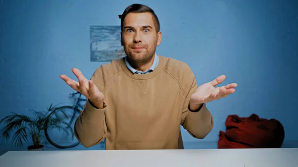 Excited Man Pointing Hands Table — Stock Photo, Image