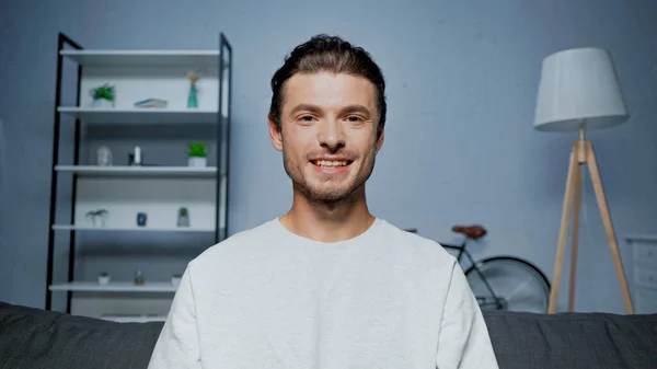 Sorrindo Homem Sentado Olhando Para Câmera Casa — Fotografia de Stock