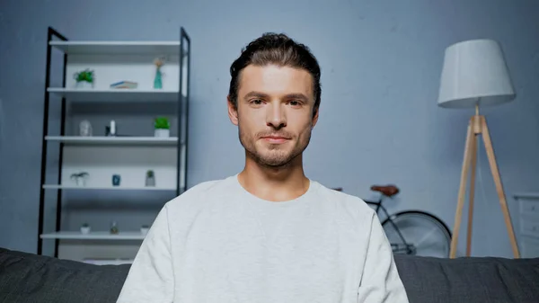 Young Man Jumper Looking Camera Living Room — Stock Photo, Image