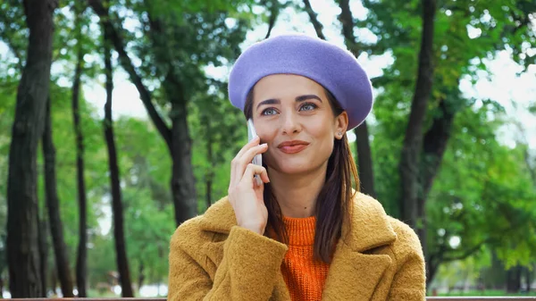 Positive Woman Fashionable Autumn Clothes Talking Smartphone Park — Stock Photo, Image