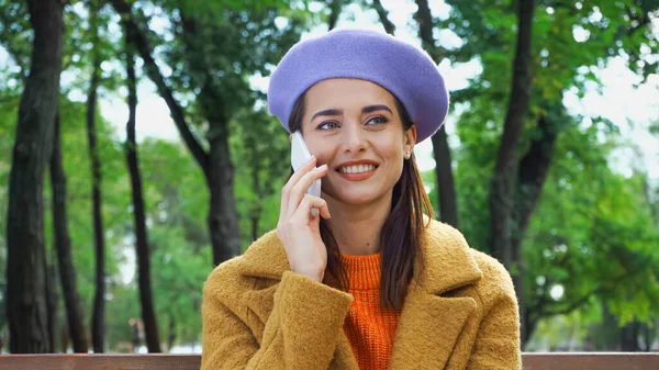 Χαρούμενη Νεαρή Γυναίκα Κομψά Φθινοπωρινά Ρούχα Που Μιλάει Smartphone Στο — Φωτογραφία Αρχείου