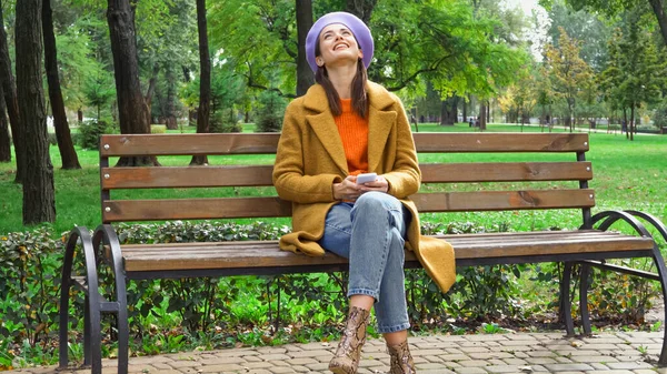 Cheerful Woman Looking While Messaging Smartphone Bench Park — Stock Photo, Image