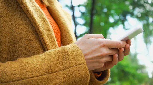 Обрезанный Вид Женского Чата Мобильном Телефоне Осеннем Парке — стоковое фото