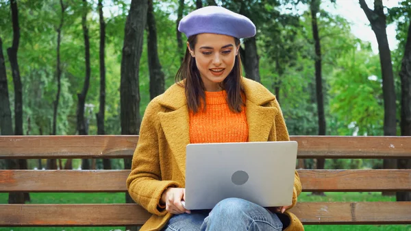 Smiling Freelancer Working Laptop Autumn Park — Stock Photo, Image