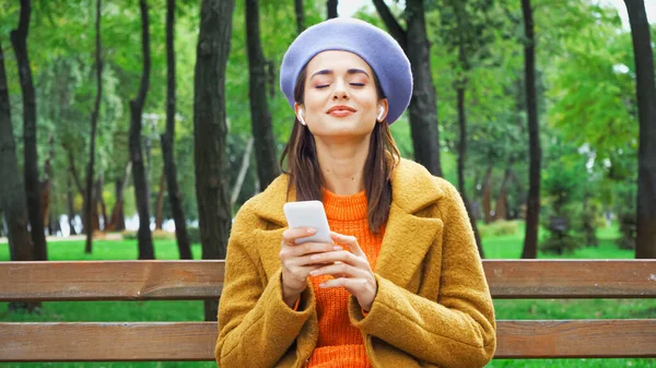 Pleased Woman Stylish Autumn Clothes Listening Music Park — Stock Photo, Image