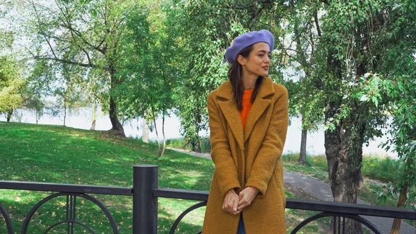 Junge Frau Stylischer Kleidung Schaut Weg Während Sie Zaun Herbstpark — Stockfoto