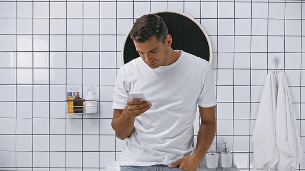 Young Man White Shirt Messaging Mobile Phone Bathroom — Stock Photo, Image