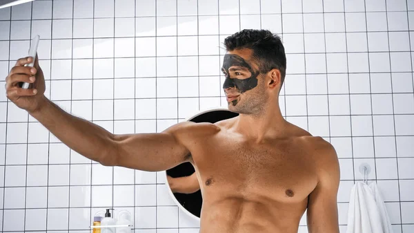 Shirtless Man Clay Mask Face Taking Selfie Smartphone Bathroom — Stock Photo, Image