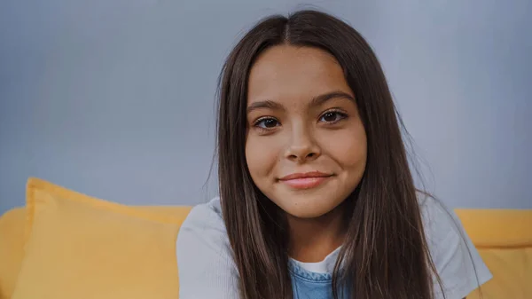 Menina Morena Feliz Sorrindo Olhando Para Câmera — Fotografia de Stock