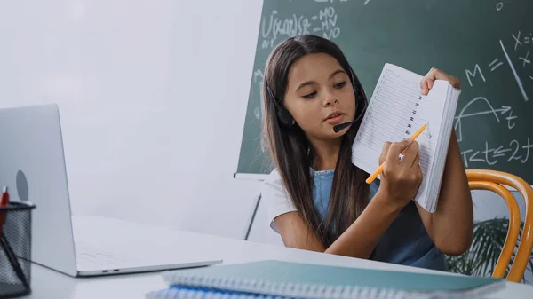 Colegial Auriculares Que Muestra Cuaderno Mientras Recibe Una Videollamada Casa — Foto de Stock