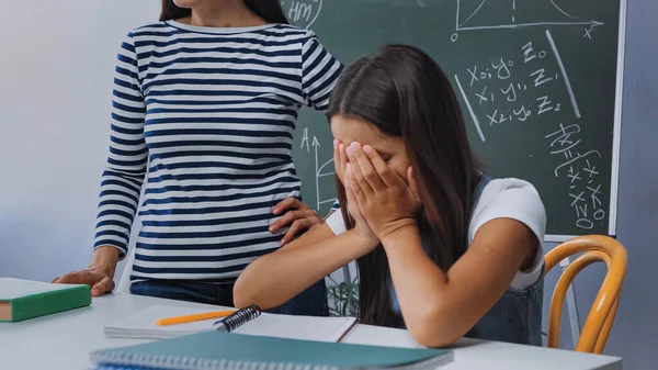 Moeder Staan Buurt Huilen Dochter Bedekking Gezicht Terwijl Het Doen — Stockfoto