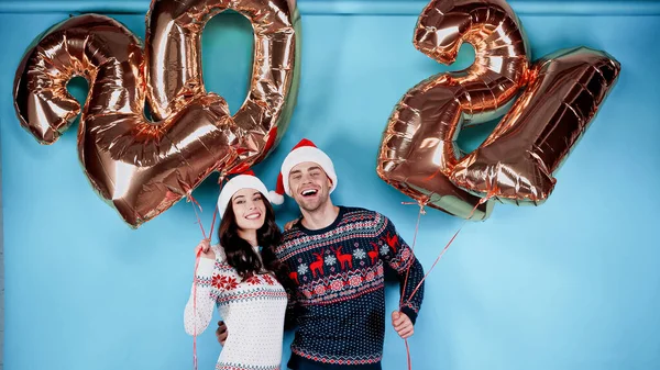 Feliz Casal Santa Chapéus Camisolas Segurando Balões Forma 2021 Fundo — Fotografia de Stock