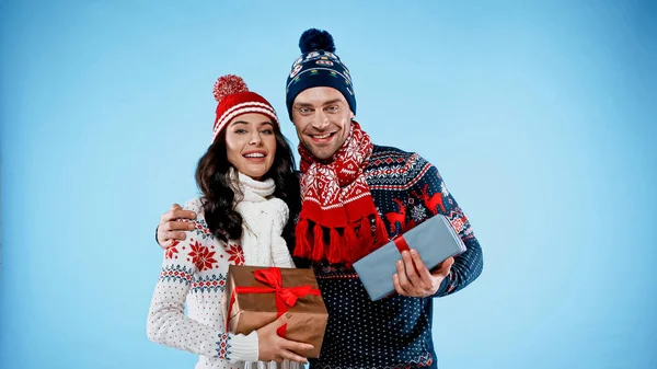 Smiling Couple Sweaters Hats Holding Gifts Blue Background — Stock Photo, Image