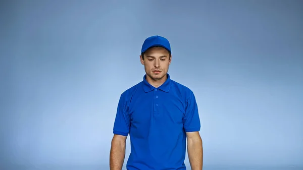Consegna Sconvolto Uomo Uniforme Piedi Isolato Blu — Foto Stock