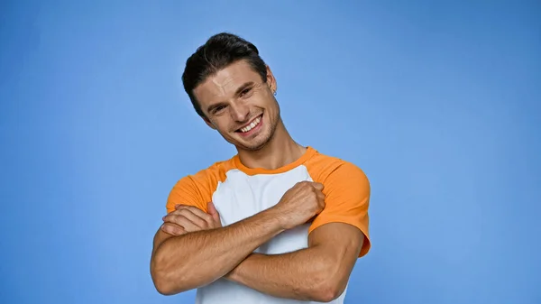 Cheerful Man Smiling Camera While Standing Crossed Arms Isolated Blue — Stock Photo, Image