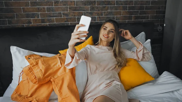 Cheerful Woman Taking Selfie Bed Hotel Room — Stock Photo, Image