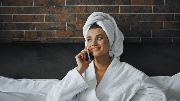 Mujer Feliz Toalla Blanca Albornoz Hablando Teléfono Inteligente Habitación Del — Foto de Stock