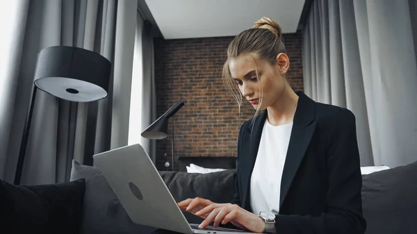 Businesswoman Formalnym Ubraniu Przy Użyciu Laptopa Pokoju Hotelowym — Zdjęcie stockowe