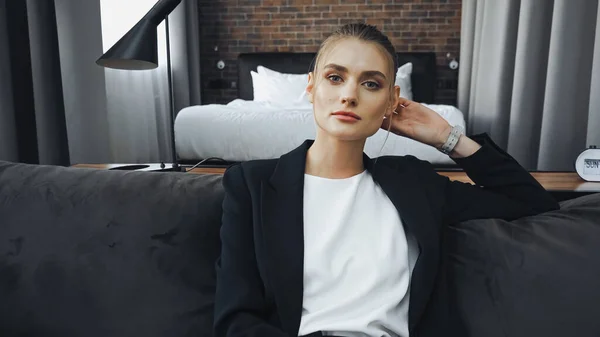 Zakenvrouw Formele Kleding Zittend Bank Kijkend Naar Camera Hotelkamer — Stockfoto