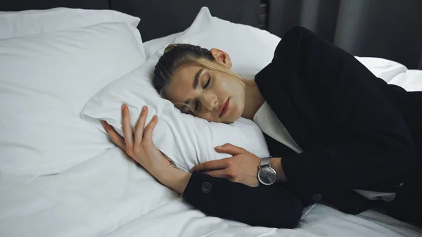 Επιχειρηματίας Επίσημο Ένδυμα Κοιμάται Στο Κρεβάτι Στο Δωμάτιο Του Ξενοδοχείου — Φωτογραφία Αρχείου
