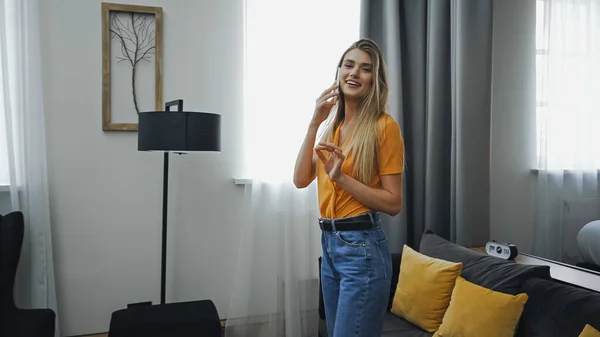 Mujer Alegre Hablando Smartphone Habitación Hotel —  Fotos de Stock