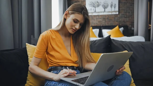 Freelancer Using Laptop While Sitting Sofa Hotel Room — Stock Photo, Image