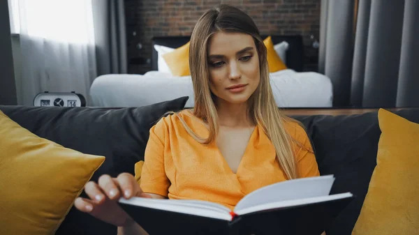 Smart Kobieta Czytanie Książki Pokoju Hotelowym — Zdjęcie stockowe