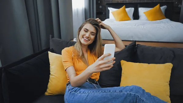 Mujer Alegre Tomando Selfie Sofá Habitación Hotel — Foto de Stock