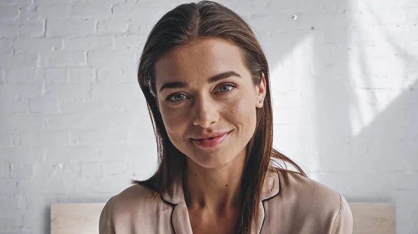 Young Pleased Woman Looking Camera Bedroom — Stock Photo, Image