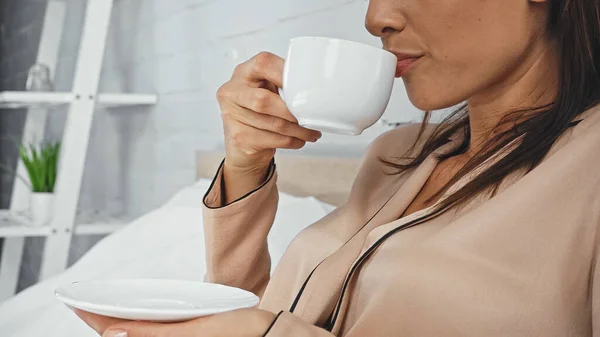 Abgeschnittene Ansicht Einer Frau Die Untertasse Hält Und Kaffee Trinkt — Stockfoto