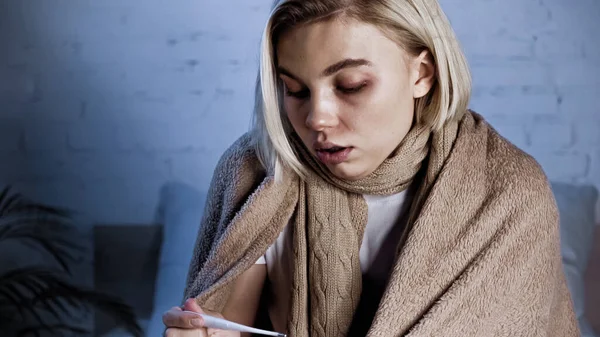 Jonge Zieke Vrouw Zoek Naar Thermometer Slaapkamer — Stockfoto