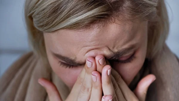 Visão Perto Mulher Doente Espirrando Cobrindo Nariz Com Mãos — Fotografia de Stock