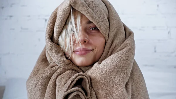 Diseased Woman Wrapped Warm Blanket Smiling Camera Bedroom — Stock Photo, Image