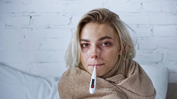 Wanita Sakit Melihat Kamera Sambil Mengukur Termometer Kamar Tidur — Stok Foto