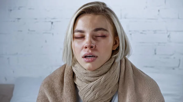 Mujer Joven Enferma Estornudando Con Los Ojos Cerrados Dormitorio — Foto de Stock