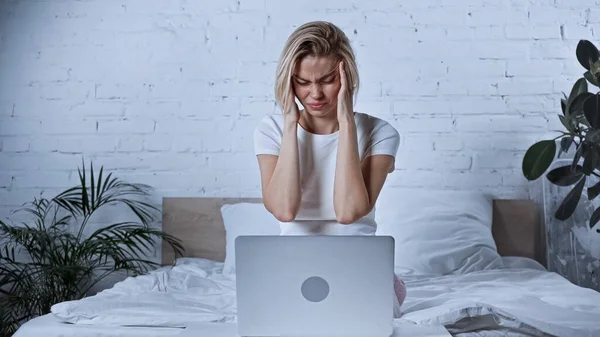 Ung Frilansare Som Lider Migrän Nära Laptop Sovrummet — Stockfoto